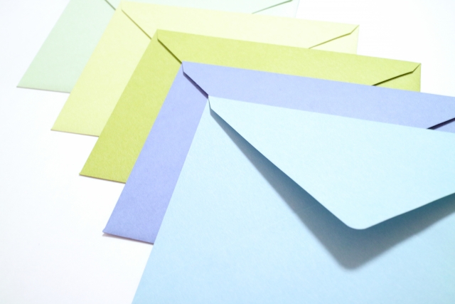 色々な色の封筒