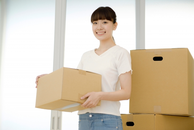 段ボールを持つ女性
